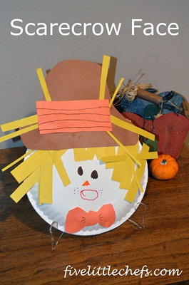 A scarecrow face craft made with a plate, colored paper and markers. You probably have those items in your home and can make it now. #scarecrow #kidscrafts