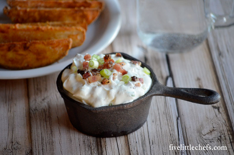 This sour cream dip takes just minutes to prepare. It is an easy, quick recipe with bacon and chives. Great especially for fries and potato wedges.