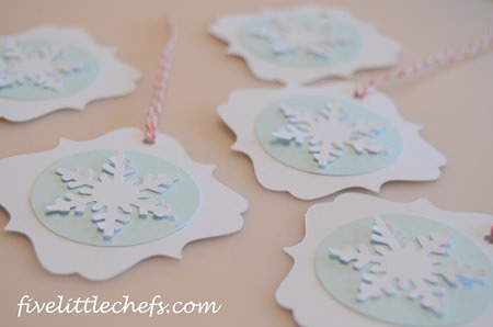 Easy christmas tag using the cricut from fivelittlechefs.com #christmastags #cricut #kidscrafts