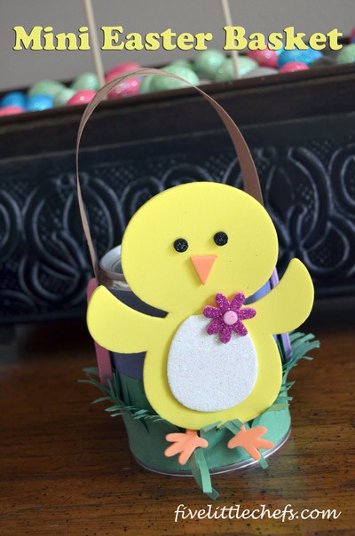 Mini Easter Basket from fivelittlechefs.com A fun craft for #Easter.